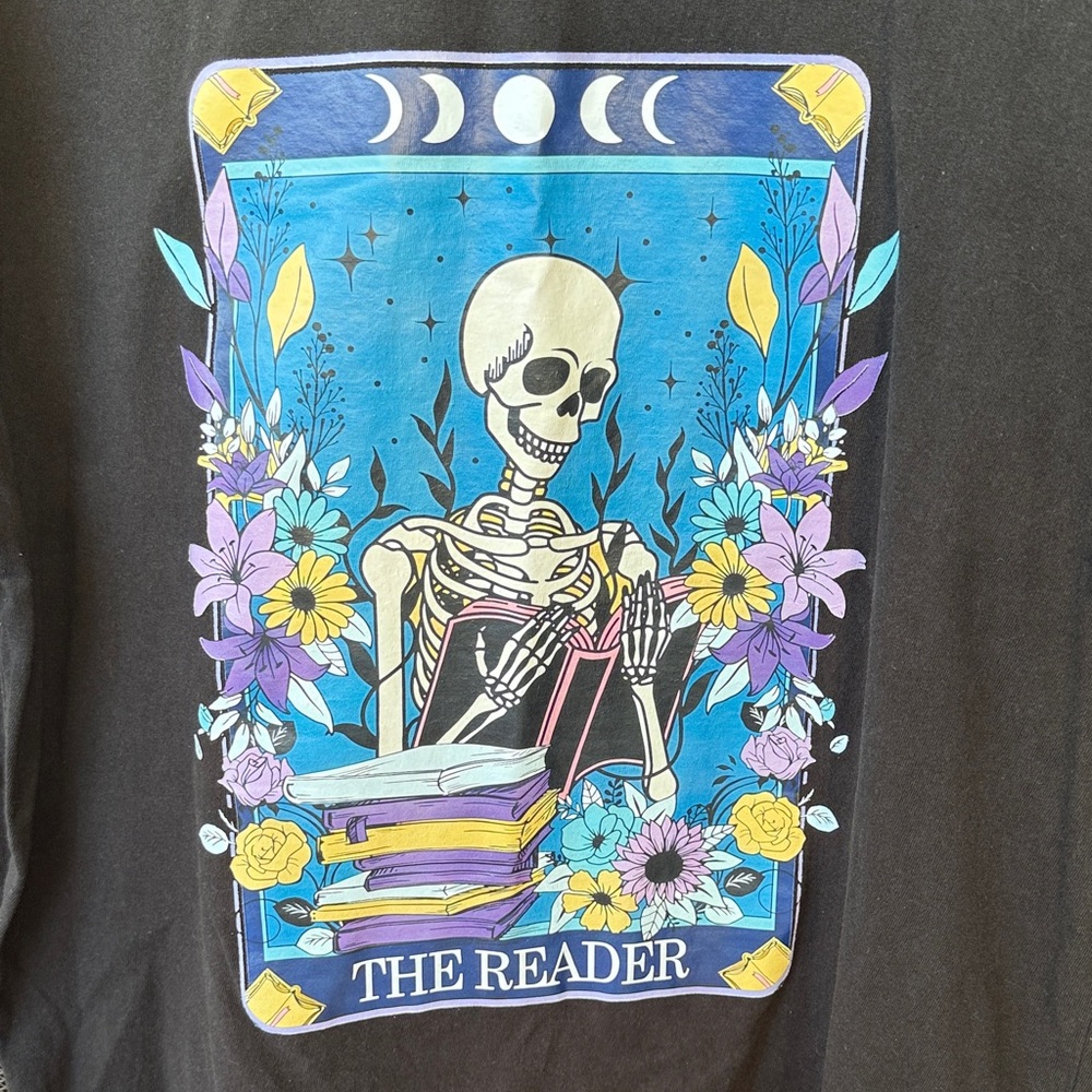 Tarot “The Reader” Skeleton T-shirt - Picture 2 of 4